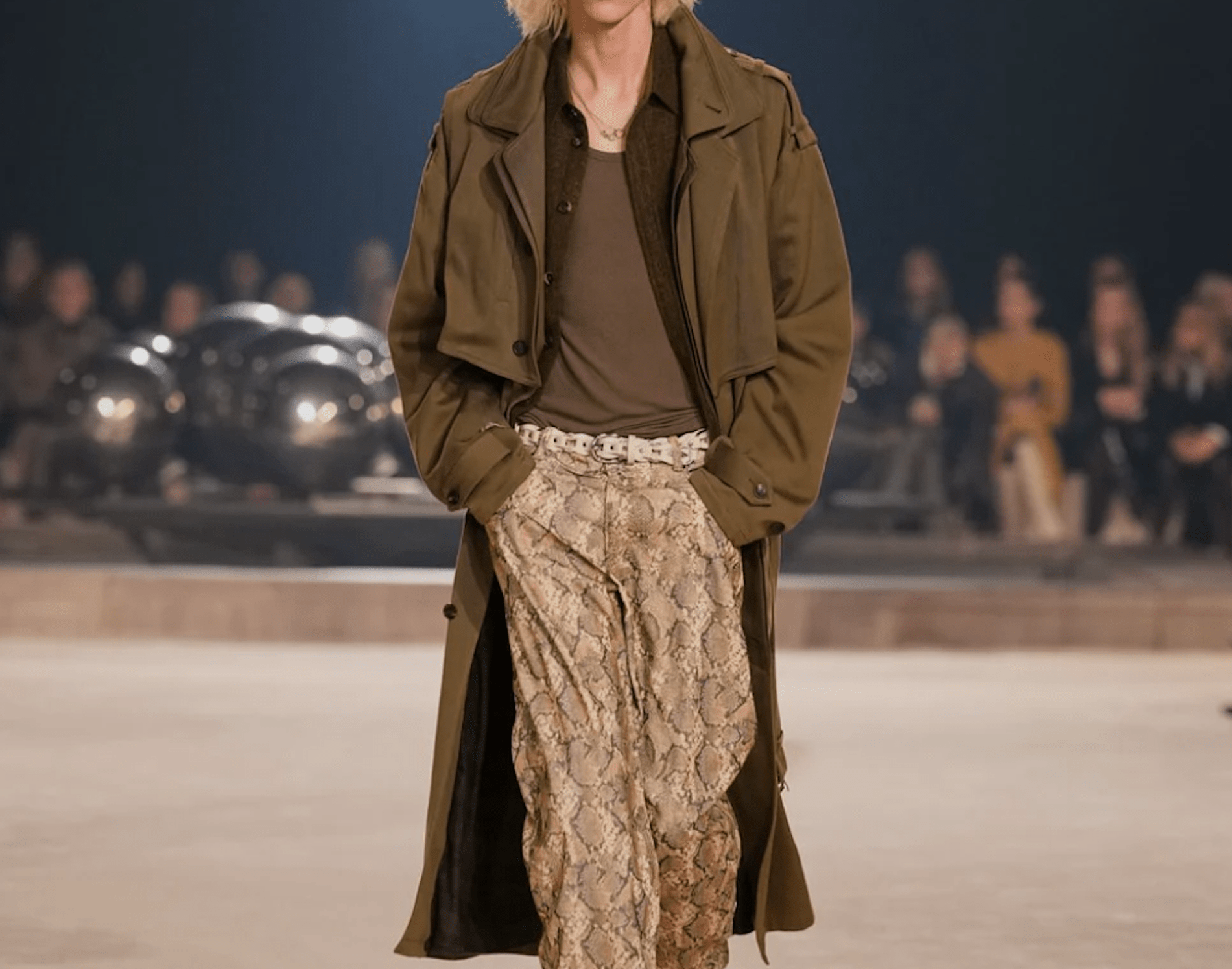 Isabel Marant presentó varias propuestas con estampado de serpiente en su desfile para la temporada FW24/25. Imagen: Cortesía de la firma