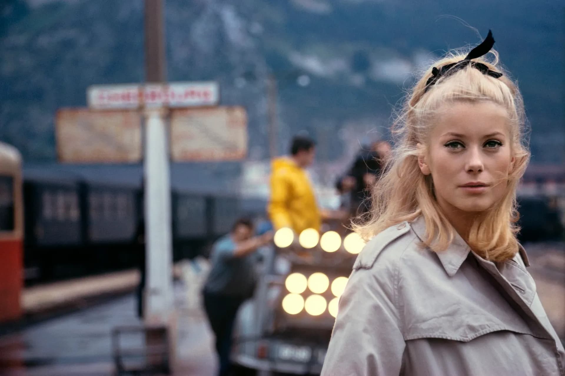 Catherine Deneuve llevando una gabardina. Imagen: Fotograma de YouTube