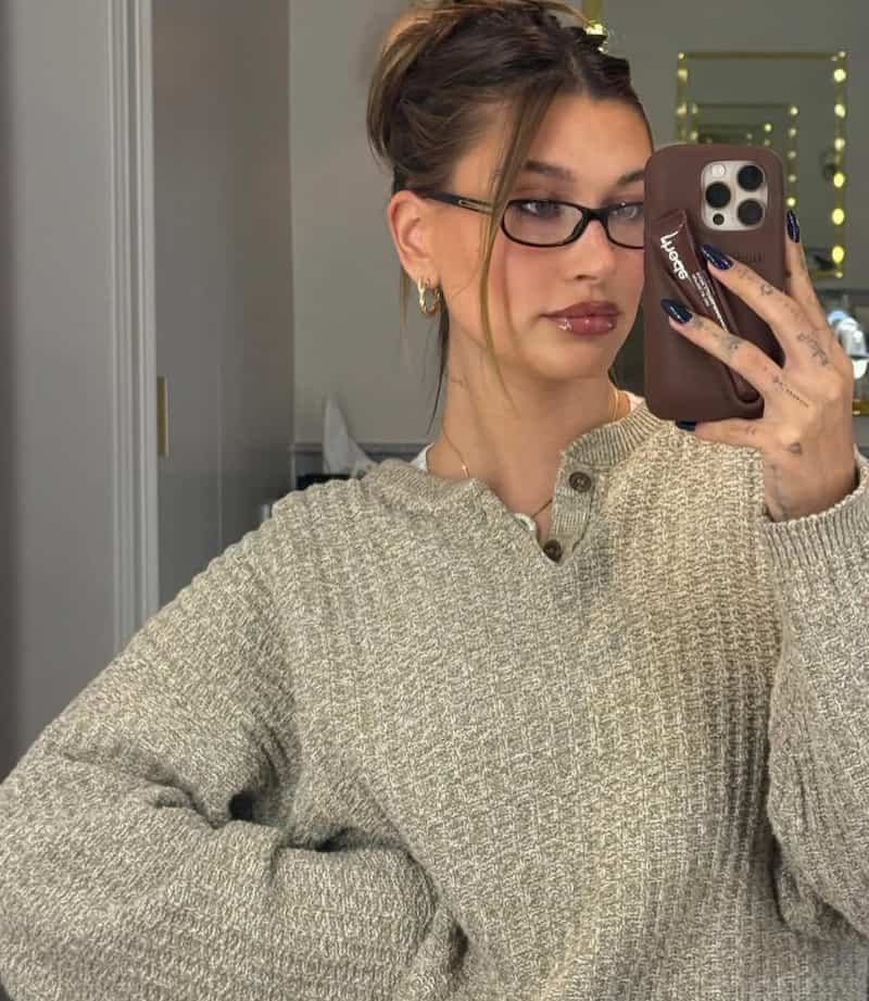 Hailey Bieber navy nails