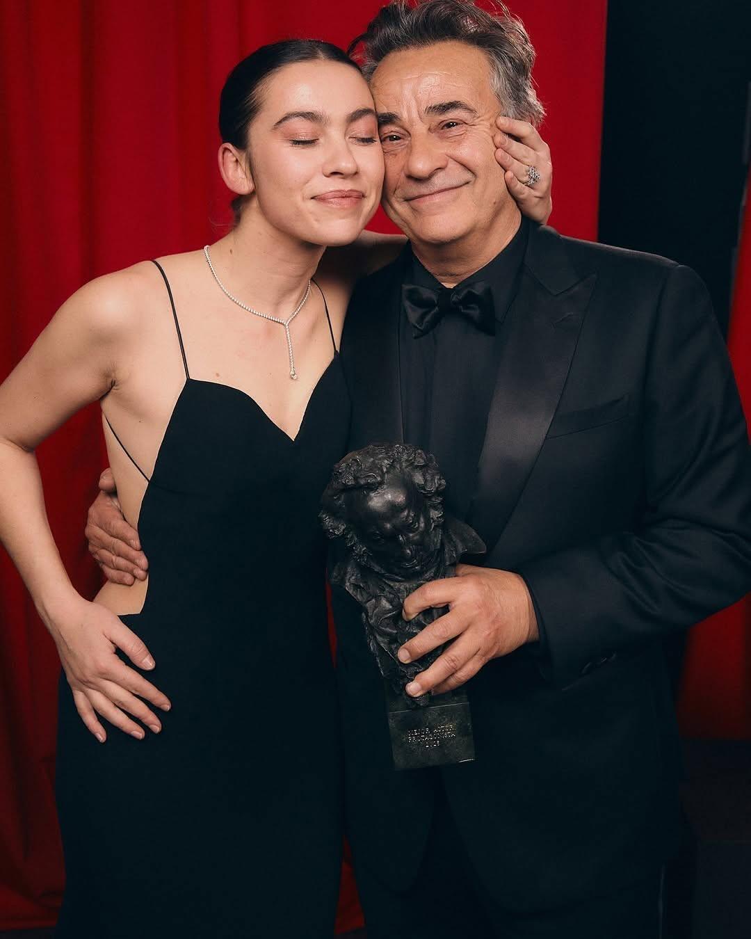 Greta y Eduard Fernández dierón uno de los momentazos de la gala.