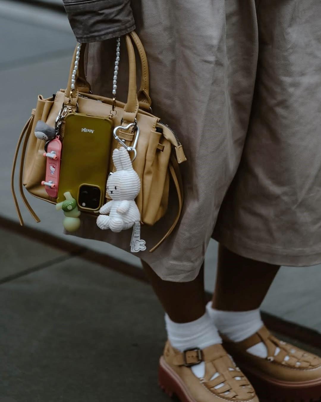 Los charms en el bolso son tendencia 