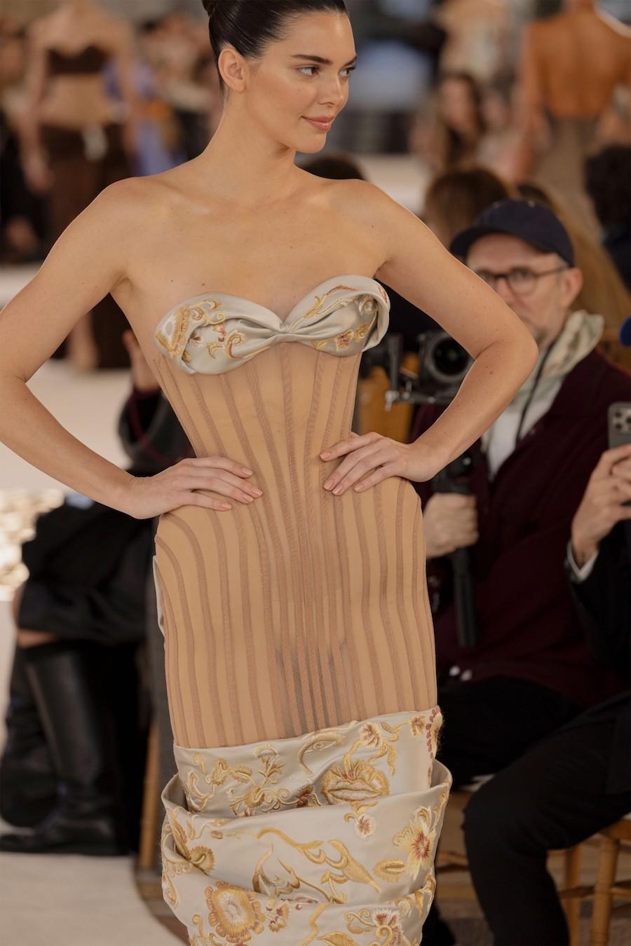 Kendall Jenner desfilando para Schiaparelli  Spring 2025 Couture