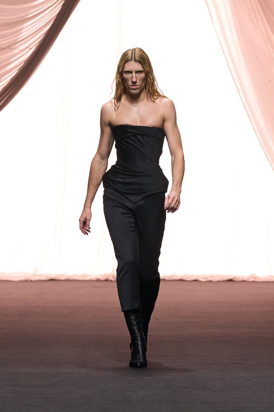Ludovic de Saint Sernin cerrando el desfile de Jean Paul Gaultier Spring 2025 Couture