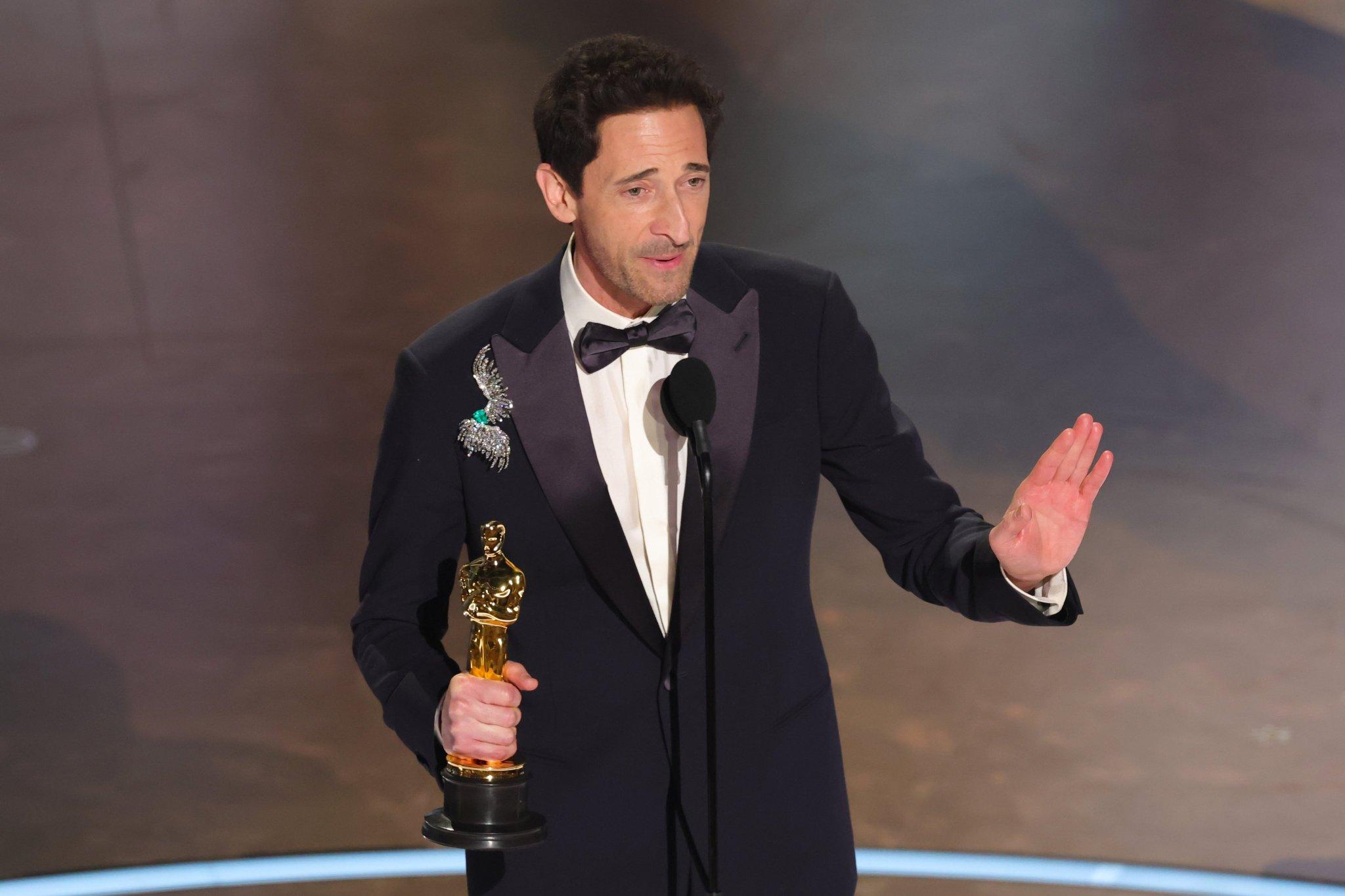 Adrien Brody recogiendo su Oscar. Imagen: cortesía de La Academia.