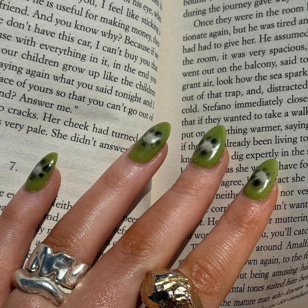 Uñas en verde kiwi 