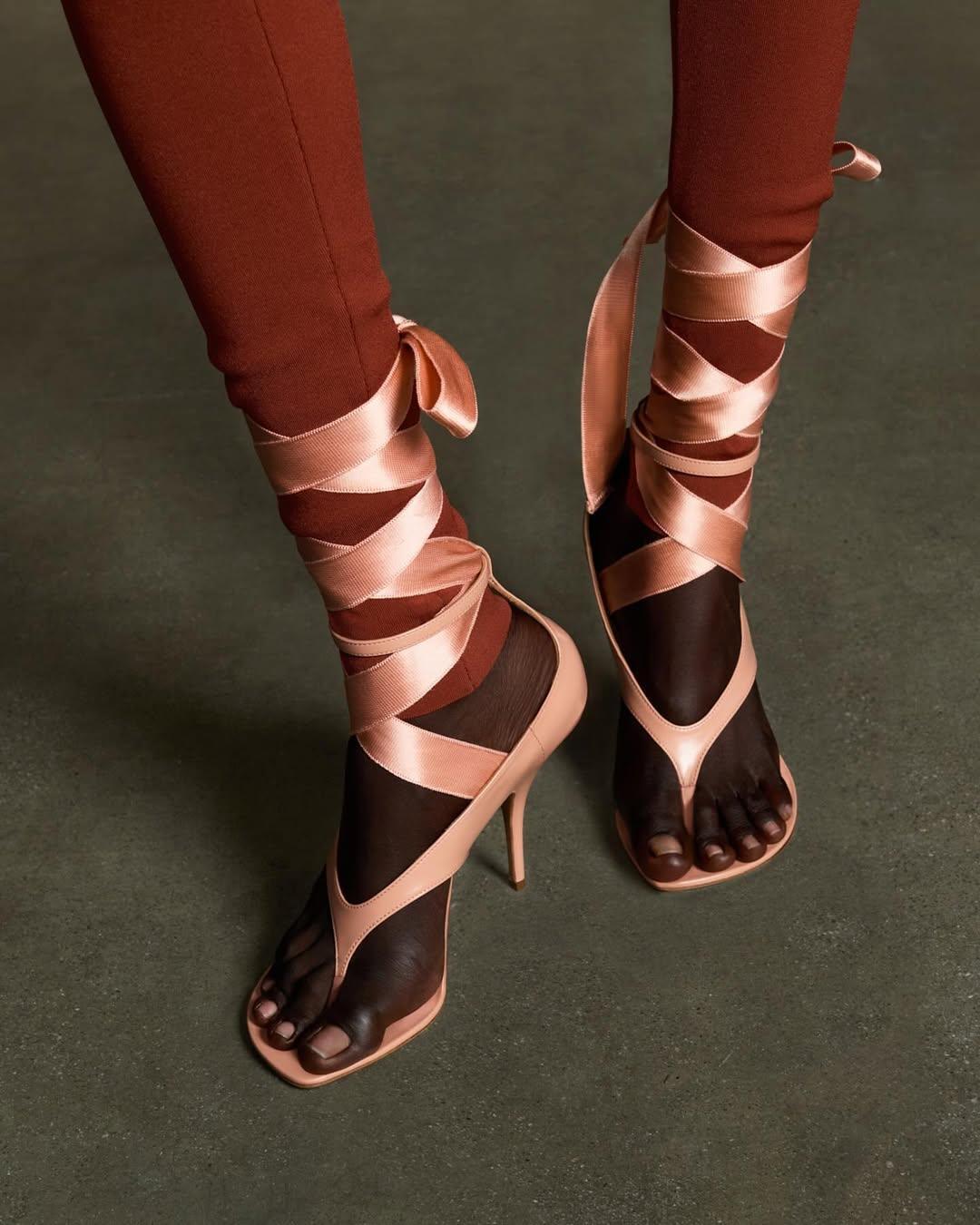 Las sandalias de la colección SS25 de Ferragamo siguen la tendencia «balletcore». Imagen: Cortesía de la firma.