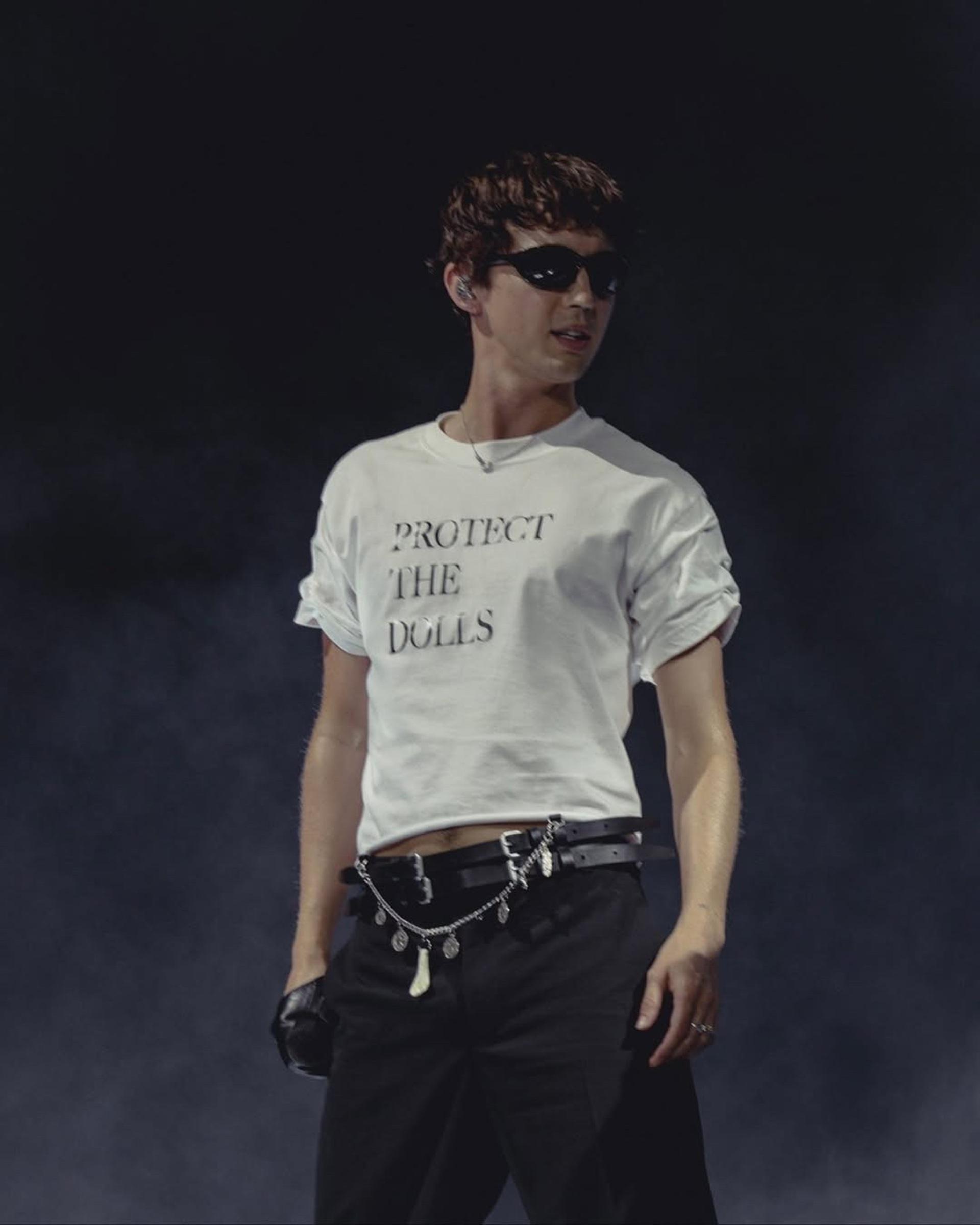 Troye Sivan con la camiseta que ha dado la vuelta al mundo. Imagen: @connerives
