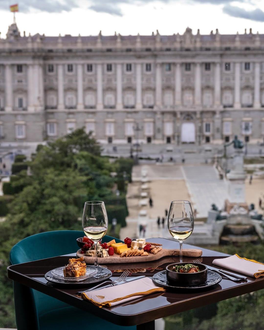 Terraza en el Teatro Real, con vistas al Palacio.