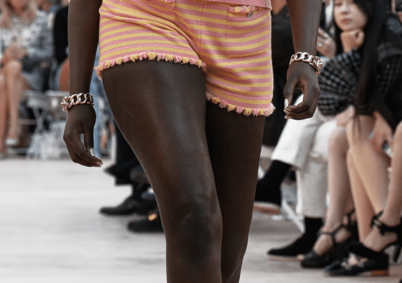 Los brazaletes son la joya del verano. Imagen: Chanel SS25.