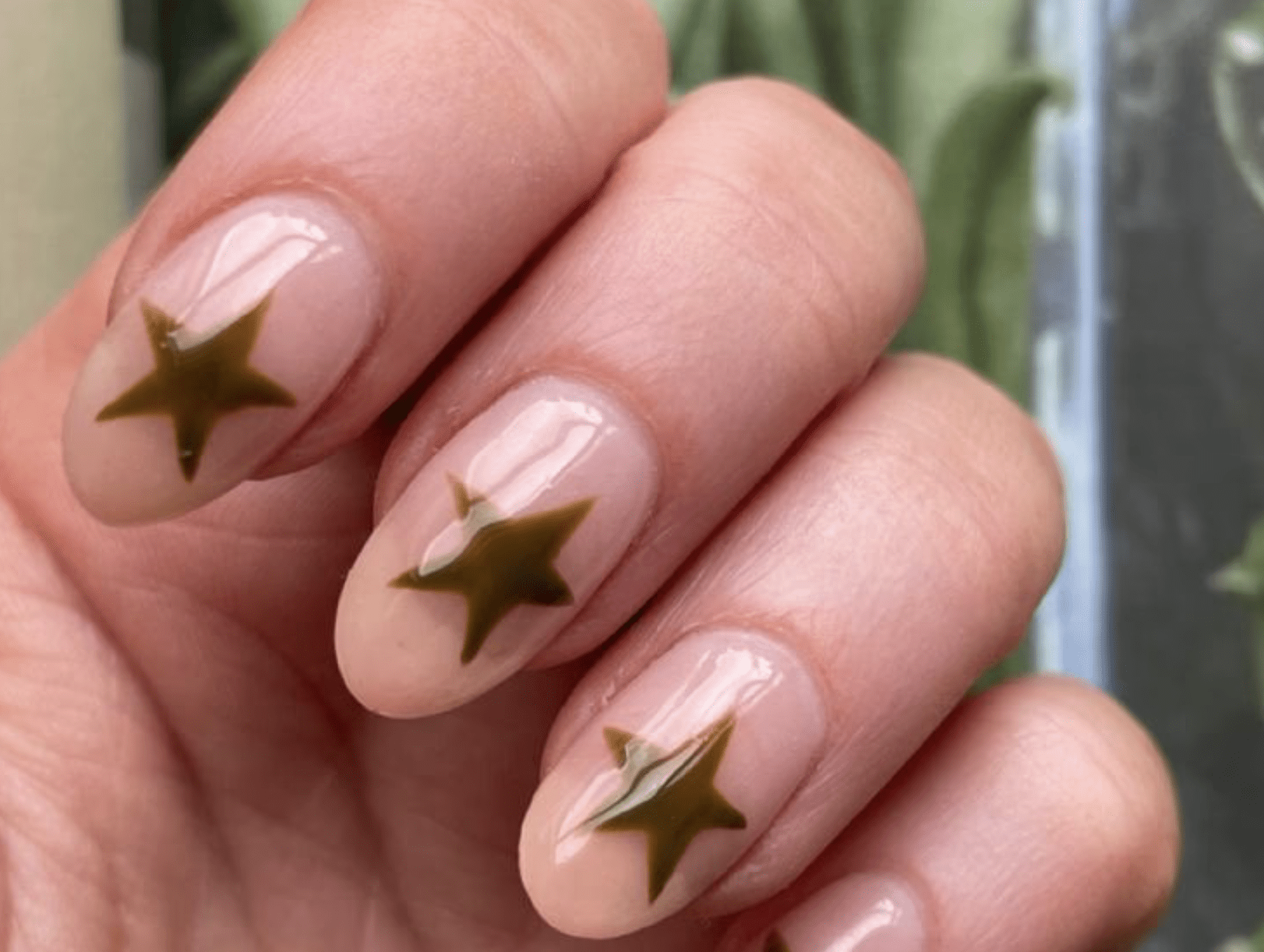 Las uñas con estrellas son el nuevo «nail art» en tendencia. Imagen: Cortesía de ARPÍAS.