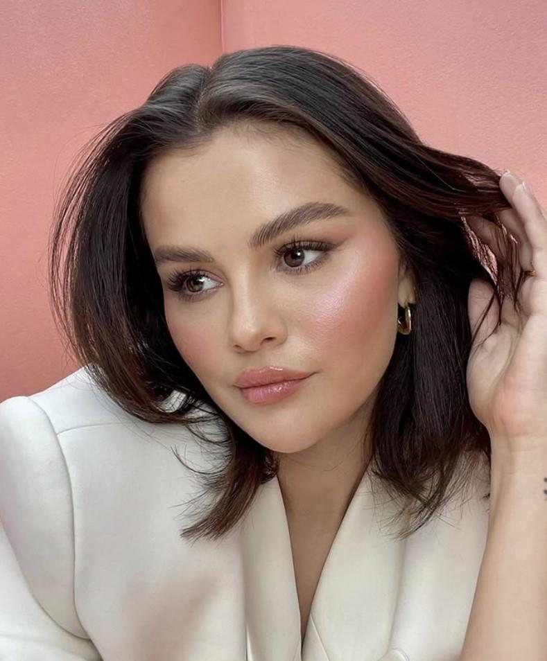 Selena Gómez usando su colorete RareBeauty.