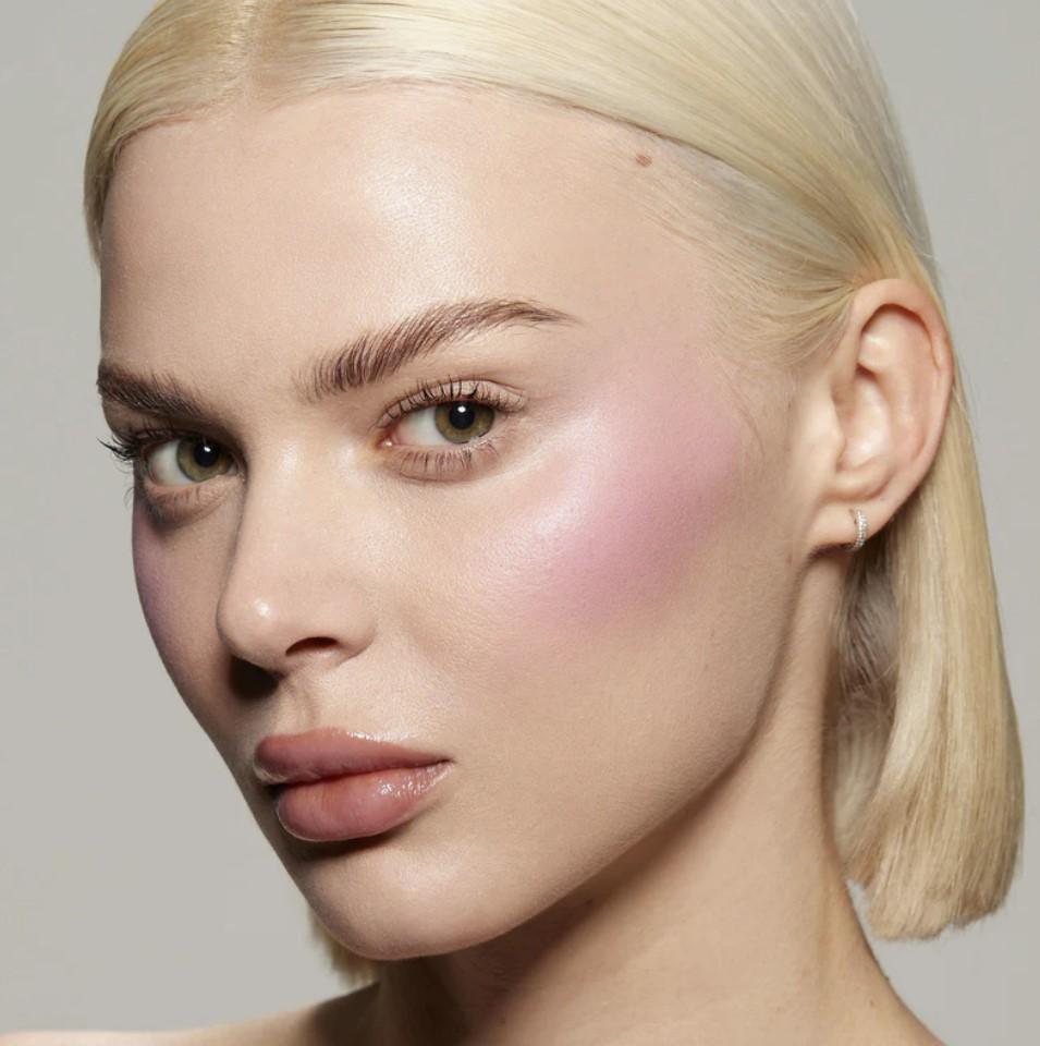 El colorete rosa es la gran tendencia en maquillaje del verano. Imagen: Cortesía de Kylie Cosmetics.