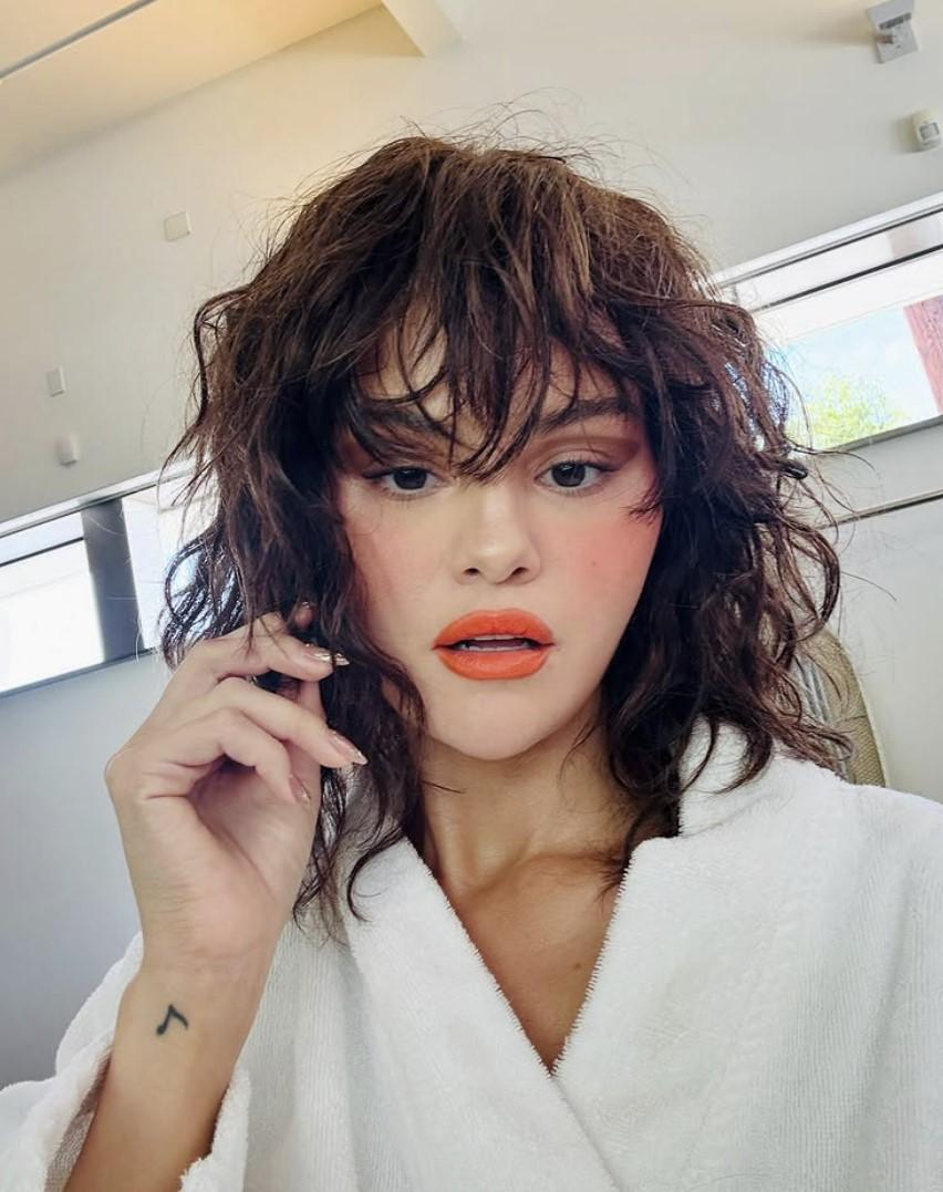 Selena Gómez con su nuevo flequillo en pelo rizado. Imagen: @selenagomez