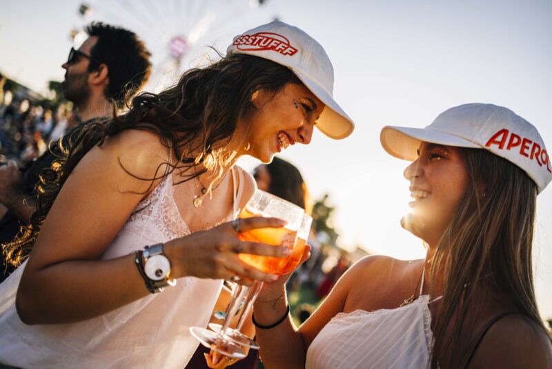 Colaboración entre Aperol Spritz y SSSTUFFF gorras