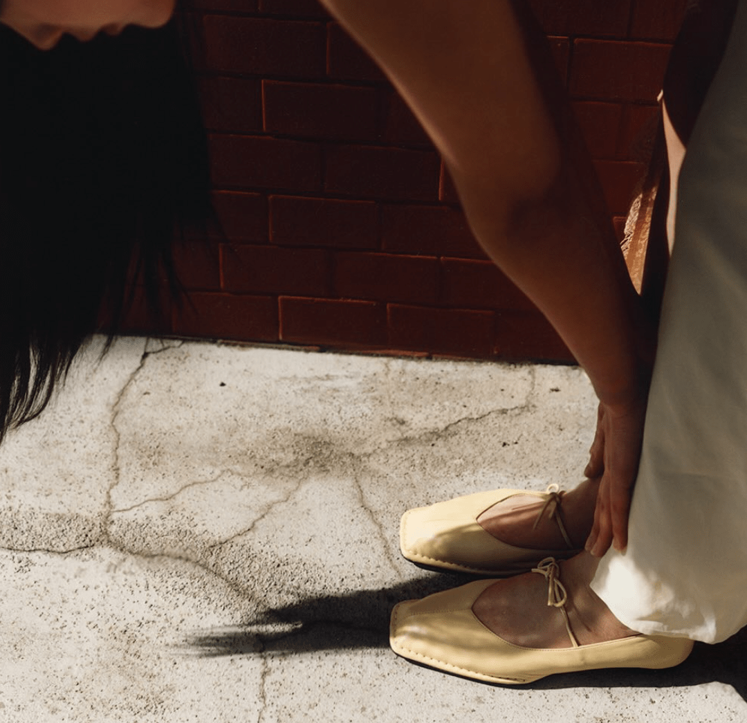 El amarillo será el color que llevaremos en nuestros zapatos este agosto. Imagen: Cortesía de Alohas.