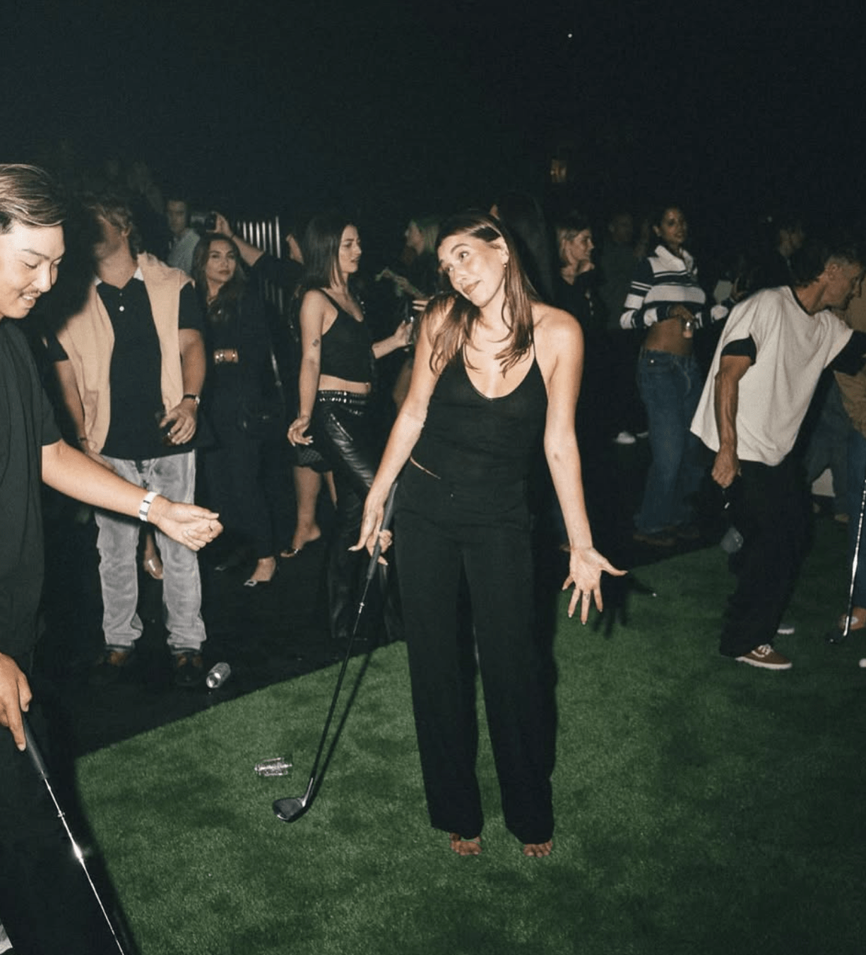 Hailey Bieber aparece con unas sandalias de mariquita que ya son tendencia