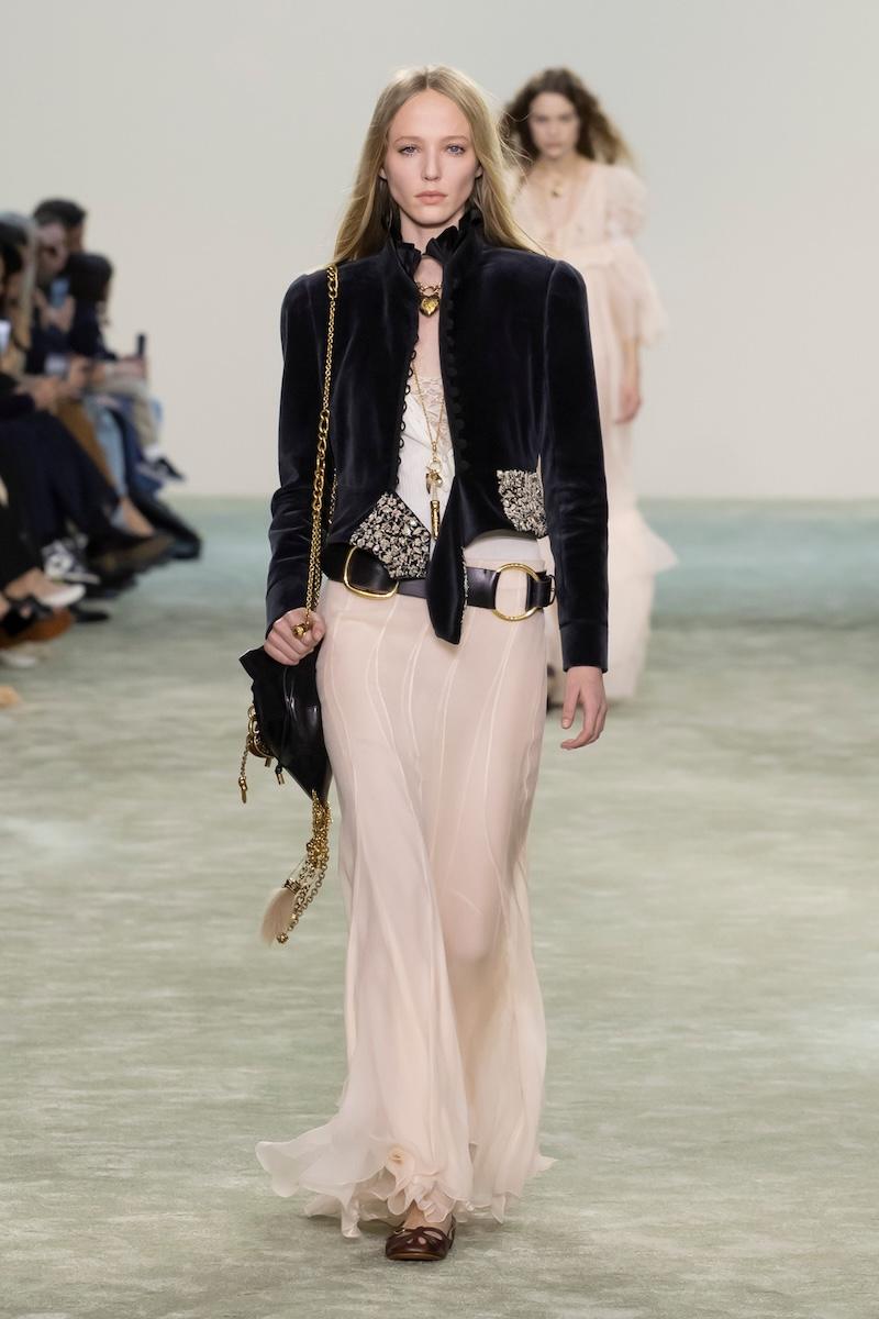 Modelo desfilando en la última colección otoño - invierno de la firma Chloé con falda larga con cinturón.
