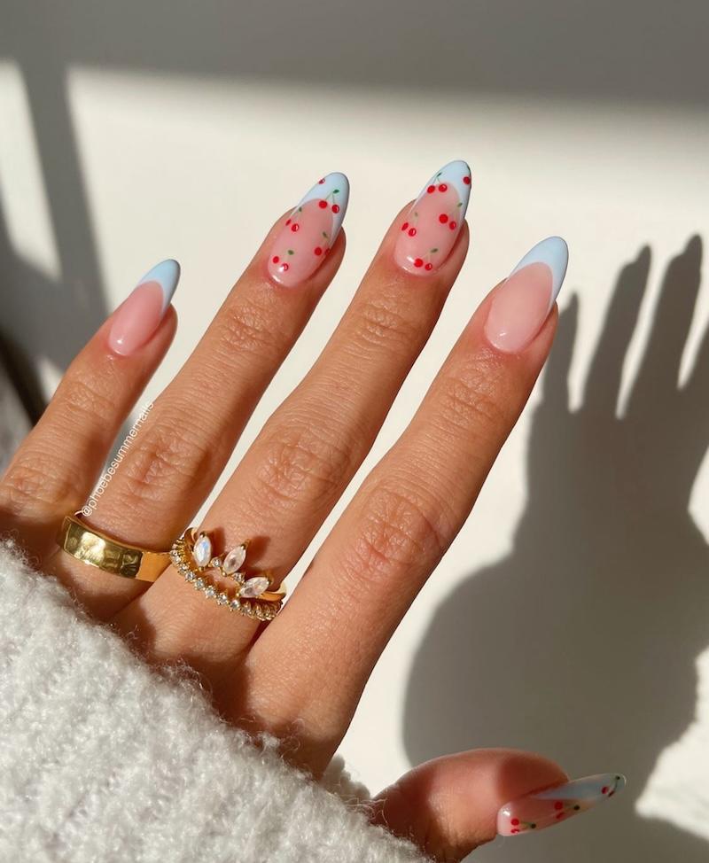 Las uñas con cerezas son la última tendencia en uñas para este agosto