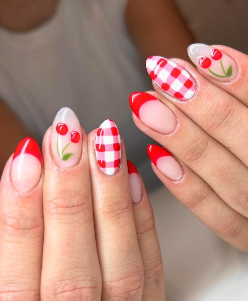 Las uñas con cerezas son la última tendencia en uñas para este agosto
