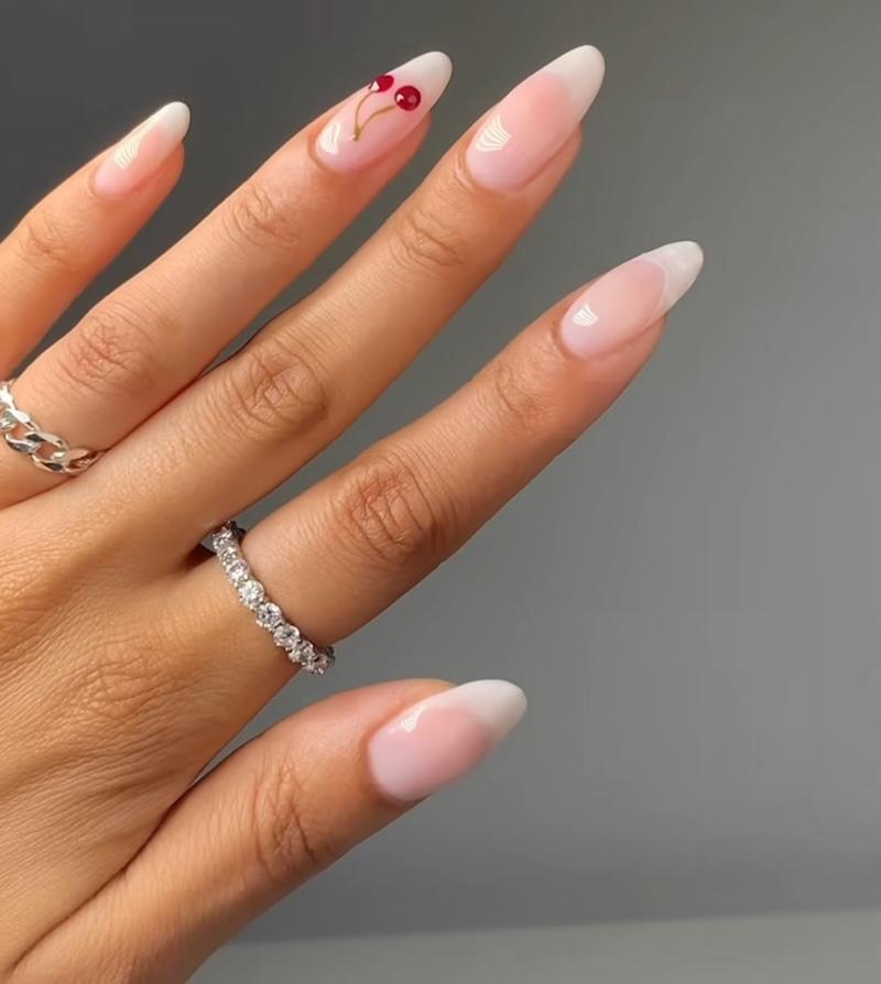 Las uñas con cerezas son la última tendencia en uñas para este agosto