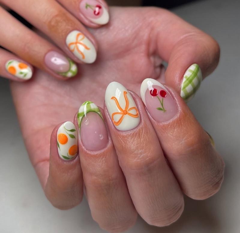 Las uñas con cerezas son la última tendencia en uñas para este agosto