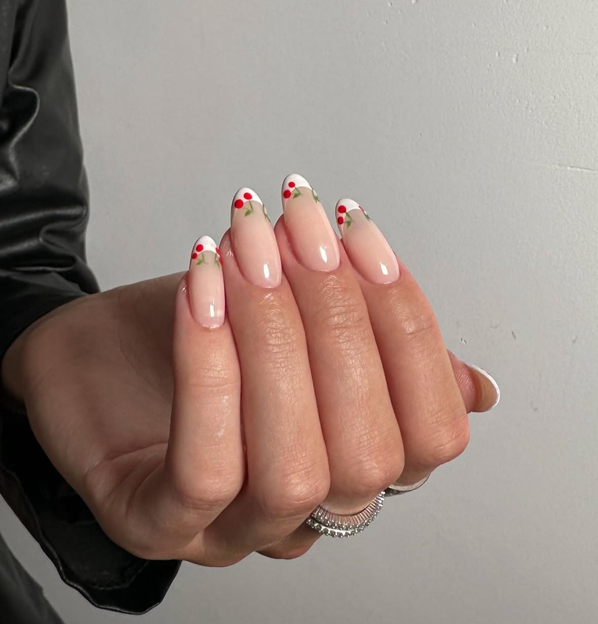 Las uñas con cerezas son la última tendencia en manicura para este agosto. Imagen: @getnailed_studio