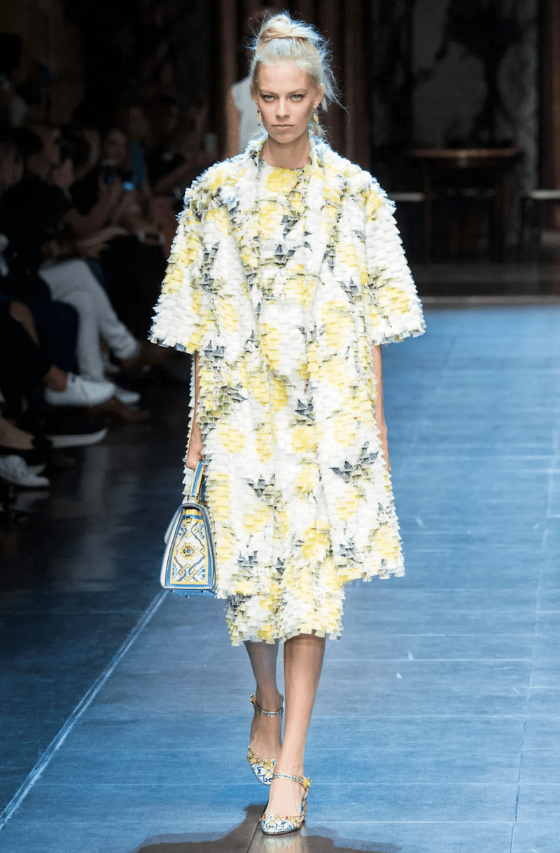 Modelo desfilando en la colección de 2016 de Dolce&Gabbana.