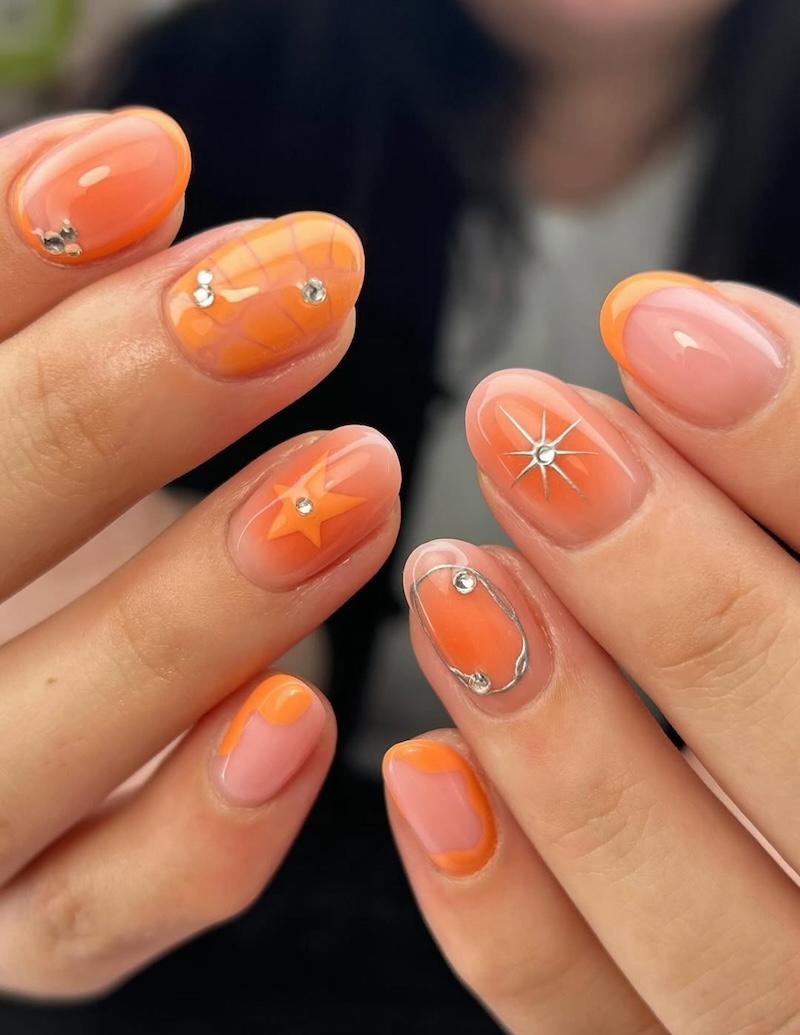 Diseño de uñas color naranja mango para el verano 