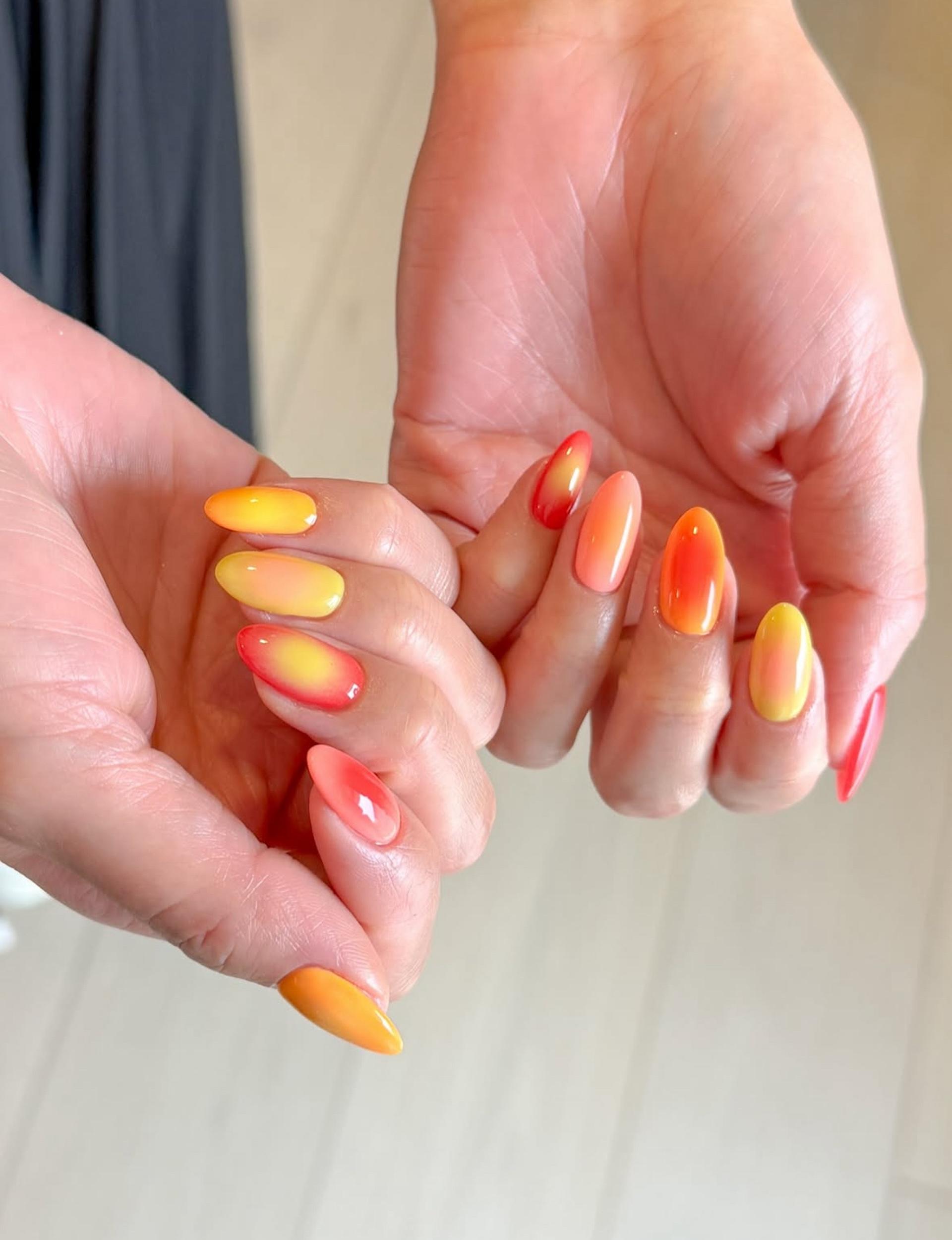 Las «mango nails» son las nuevas uñas en tendencia del momento. Imagen: Cortesía de @glossy.studios