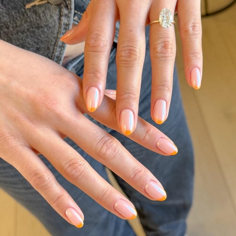 Diseño de uñas color naranja mango para el verano de estilo francesa