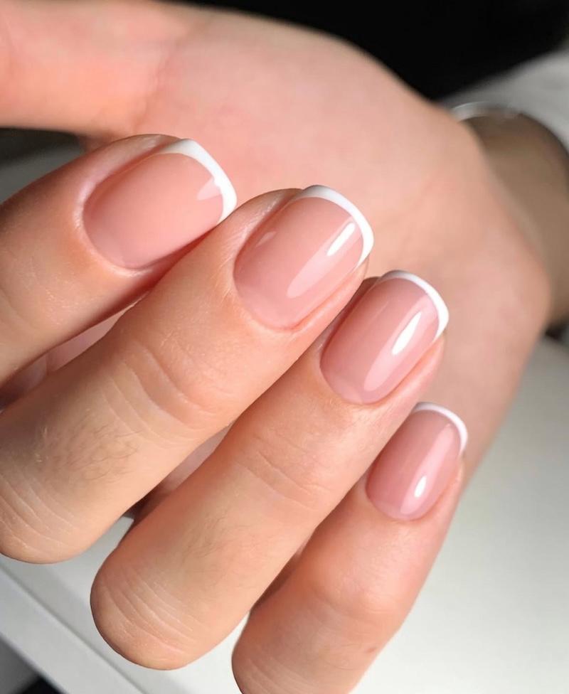 La manicura francesa micro es la tendencia en uñas por excelencia para el próximo mes