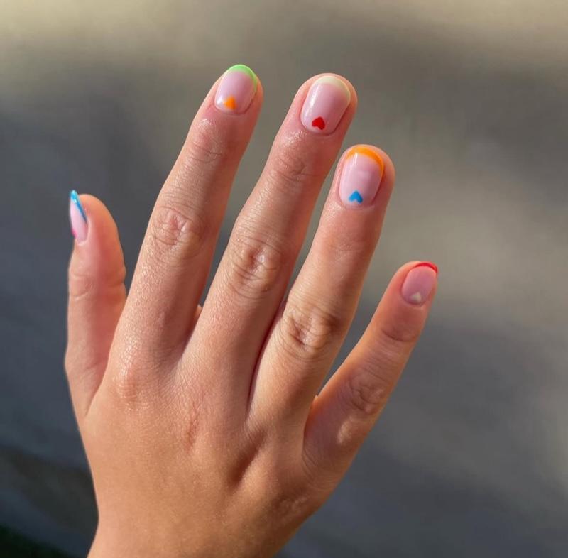 La manicura francesa micro es la tendencia en uñas por excelencia para el próximo mes