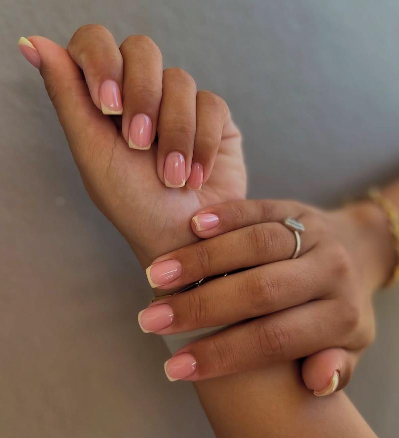 La manicura francesa micro es la tendencia en uñas por excelencia para el próximo mes