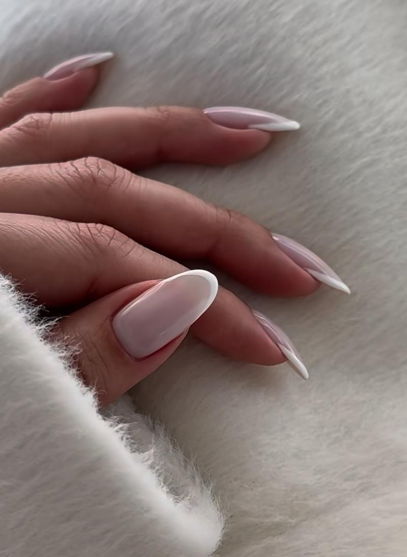La manicura francesa micro es la tendencia en uñas por excelencia para el próximo mes