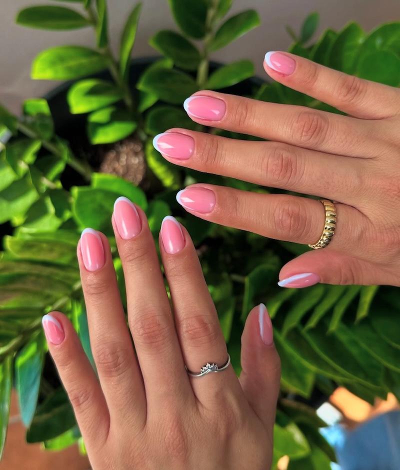 La manicura francesa micro es la tendencia en uñas por excelencia para el próximo mes