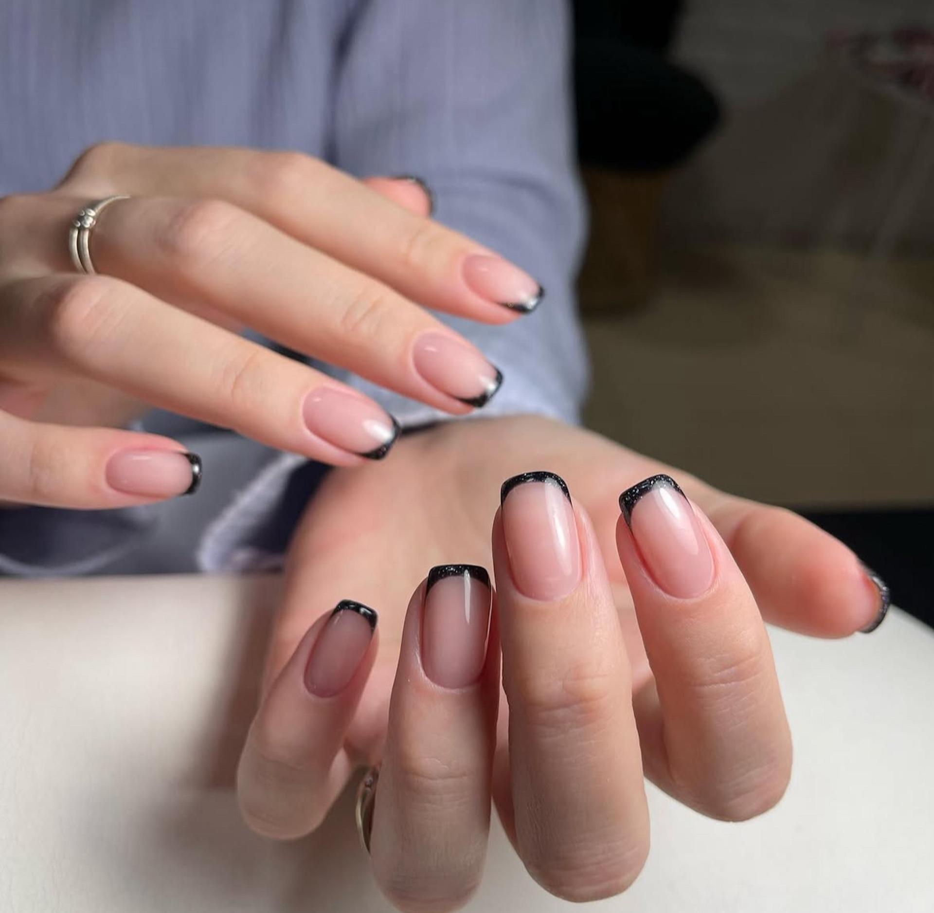 La manicura francesa micro es la tendencia en uñas por excelencia del mes de julio. Imagen: @getnailed_studio