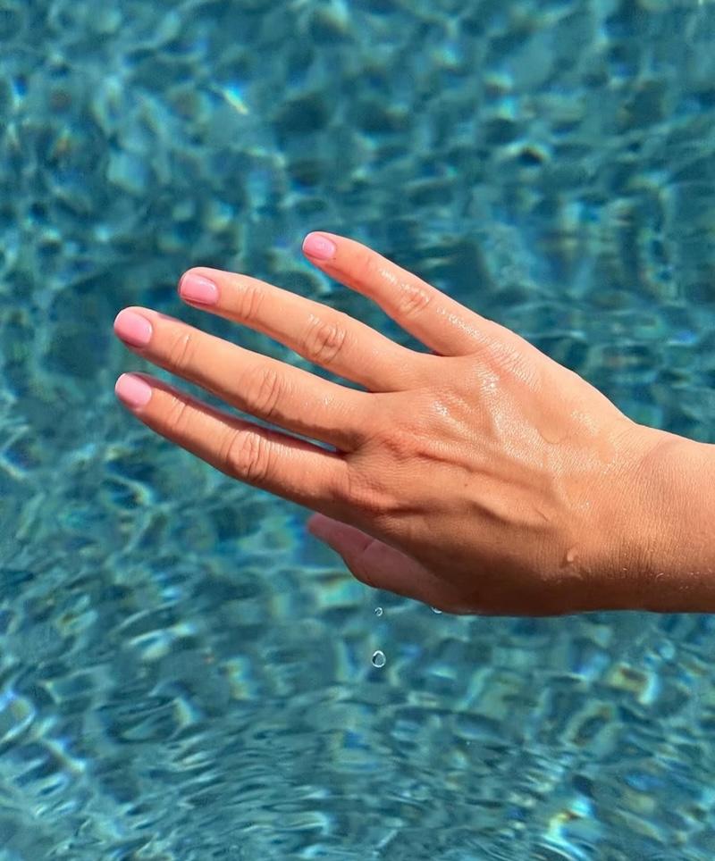 Las «rose water nails son las uñas de la temporada.