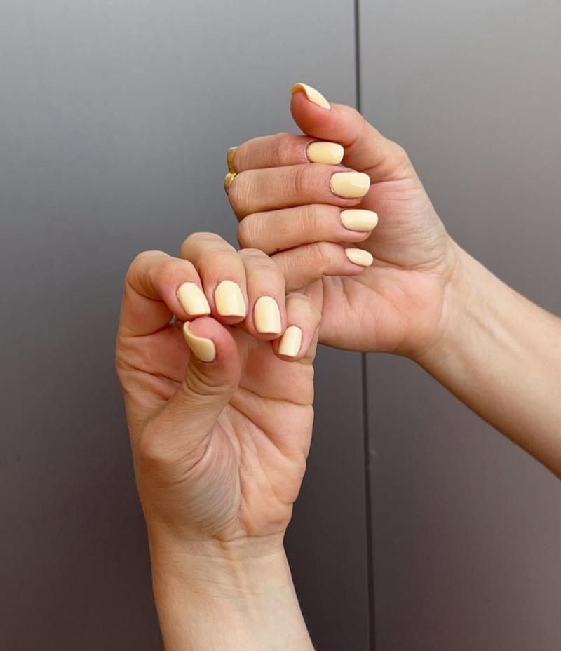 Uñas amarillo mantequilla