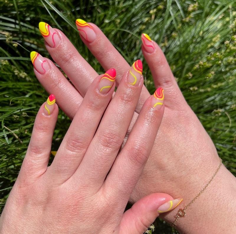 Uñas con diseño de ondas