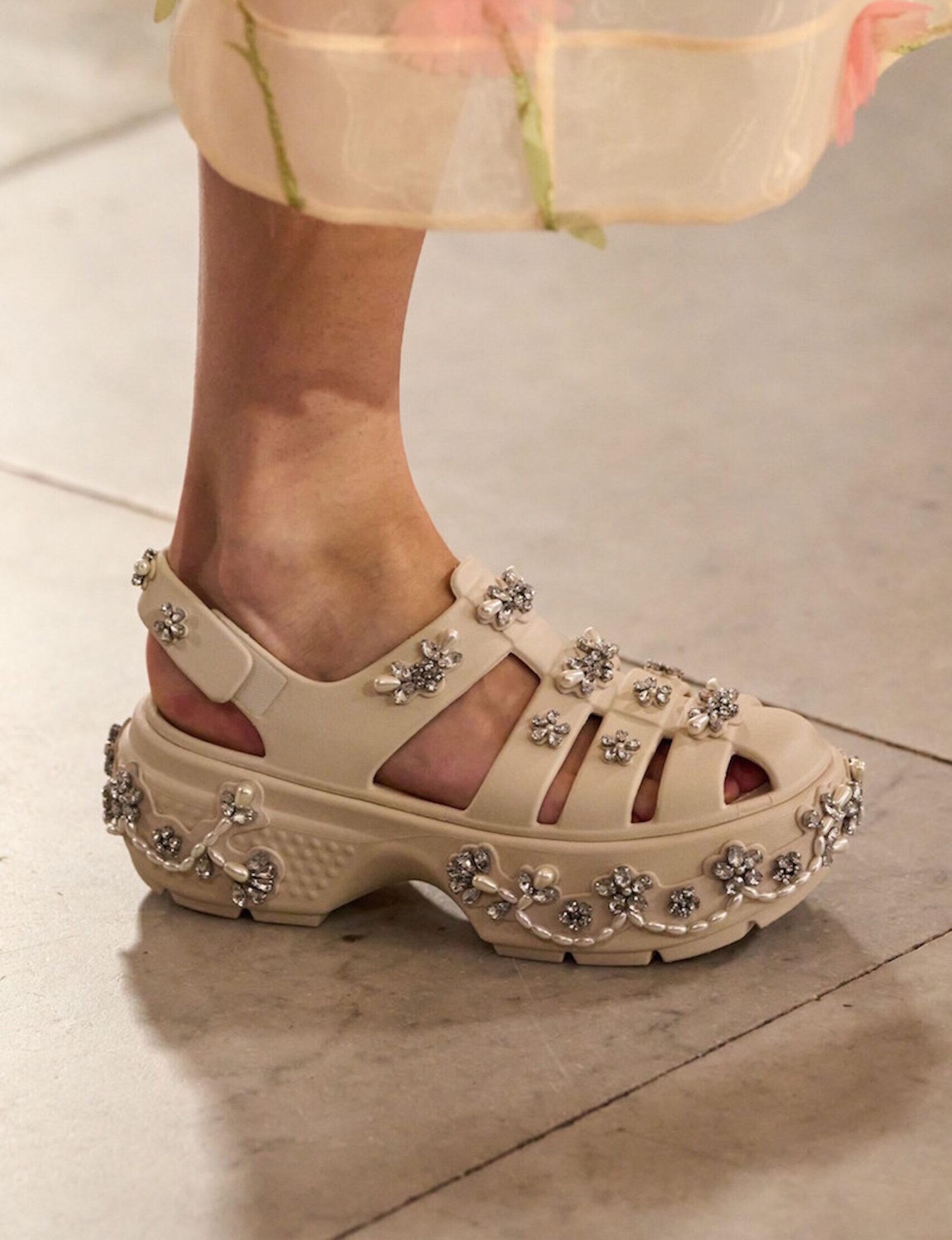 Vuelven las cangrejeras (pero no como te esperabas). Imagen: Simone Rocha SS5. Cortesía de la firma.