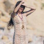 Dakota Johnson en Ibiza con collar de piedras Kalyss.