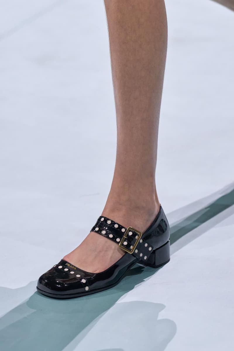 Mercedita de charol negra con tachuelas presentada por Prada en su colección Ready-to-Wear SS25