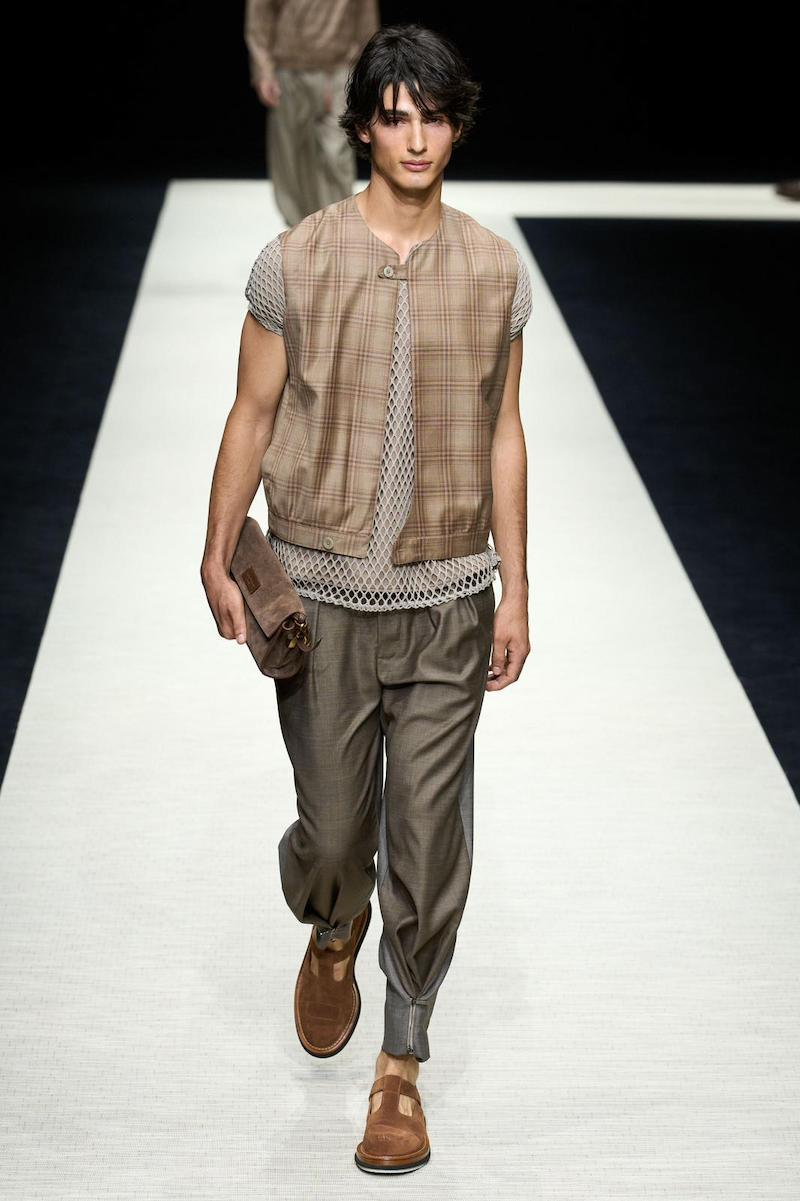 Mercedita de ante presentada por Emporio Armani en su colección Ready-to-Wear SS25