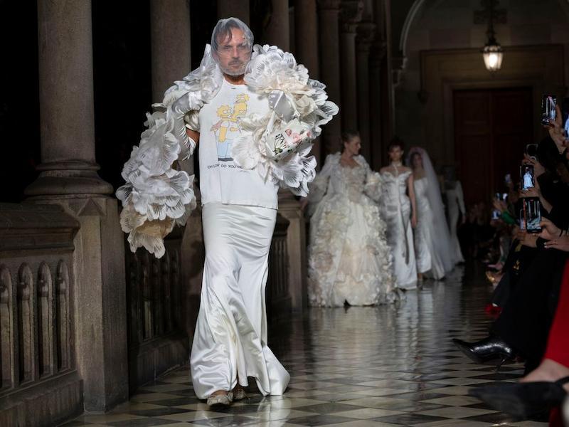 Andreas Kronthaler cerrando el desfile de Vivienne Westwood Colección Nupcial 2026 (Barcelona Bridal Night)