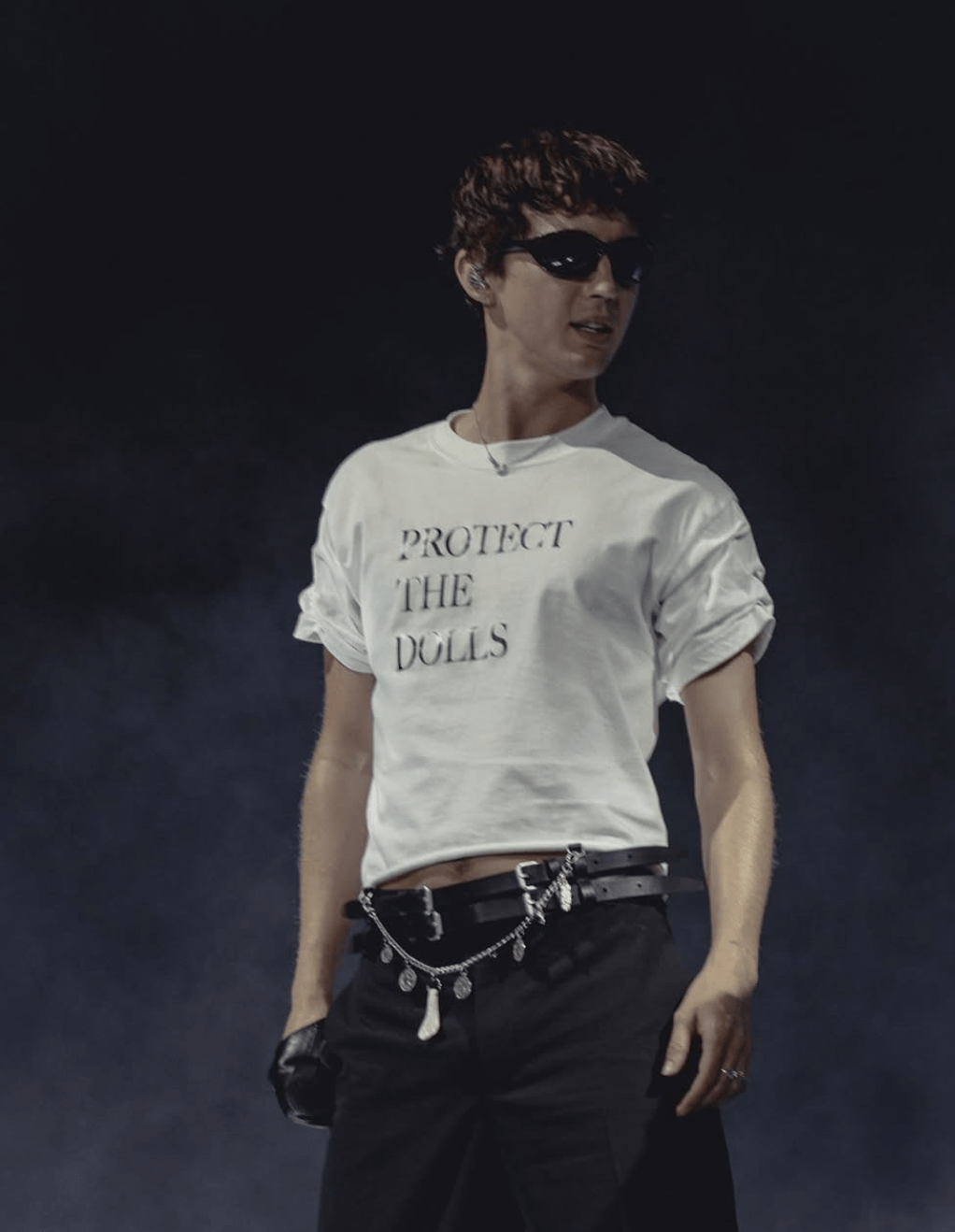 Troye Sivan con la camiseta Protect the Dolls