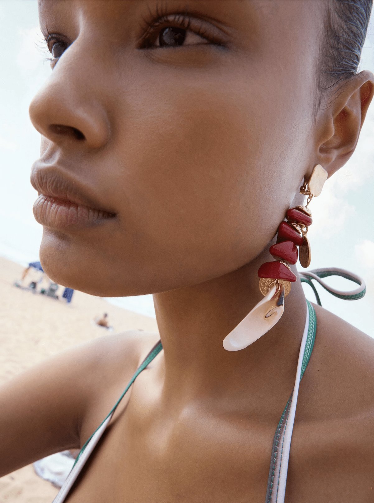 Las conchas se cuelan todos nuestros looks este mes de agosto. Imagen: Cortesía de Parfois.