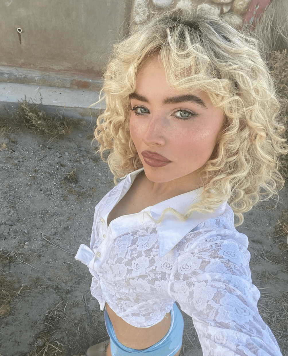 Cómo reparar el cabello seco tras las vacaciones. Imagen: @sabrinacarpenter