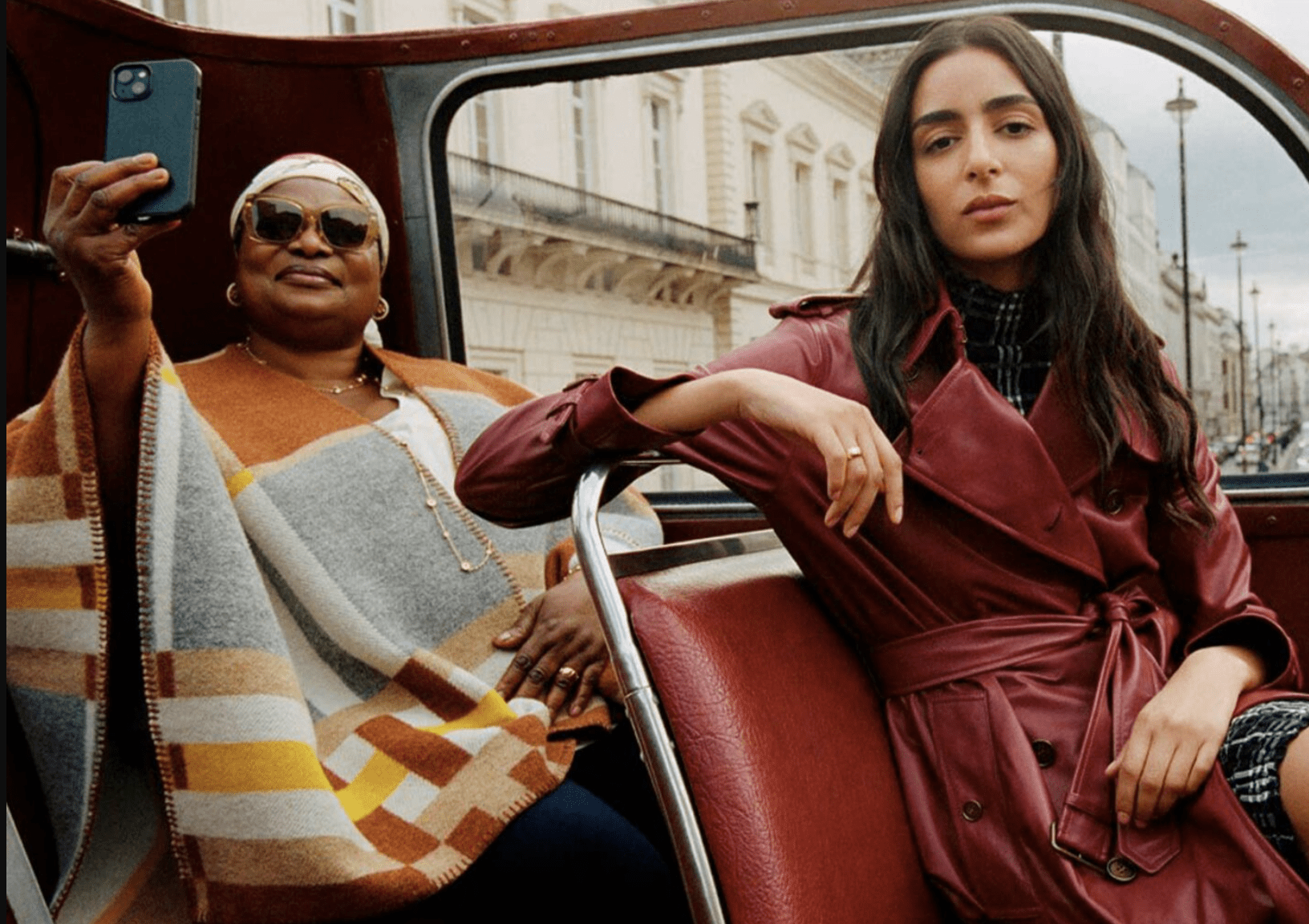 Burberry lanza «Back to the City» inspirada en el fenómeno de TikTok: «Bus Aunty».
