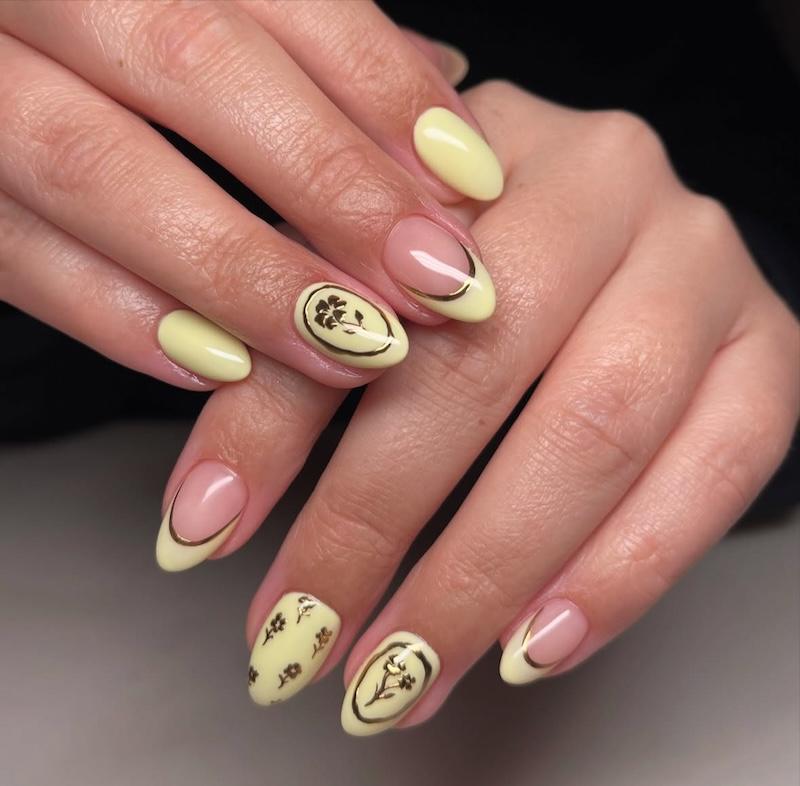 Uñas amarillo pastel y dorado
