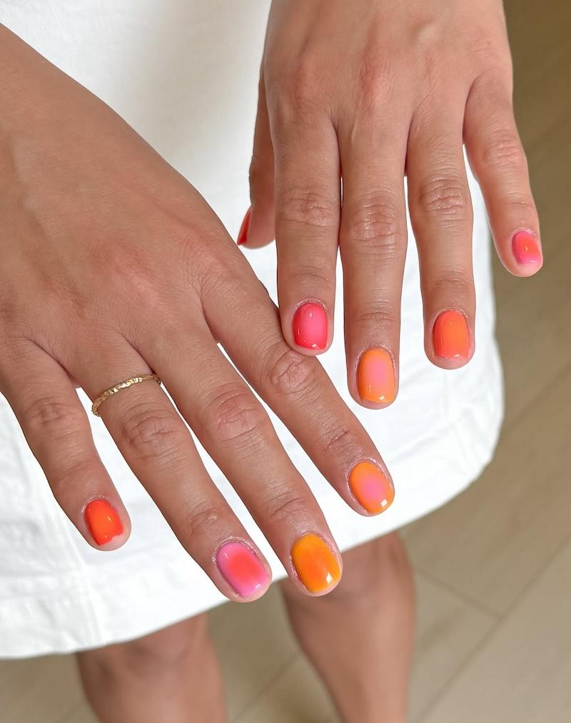 Aura nails en rosa y naranja